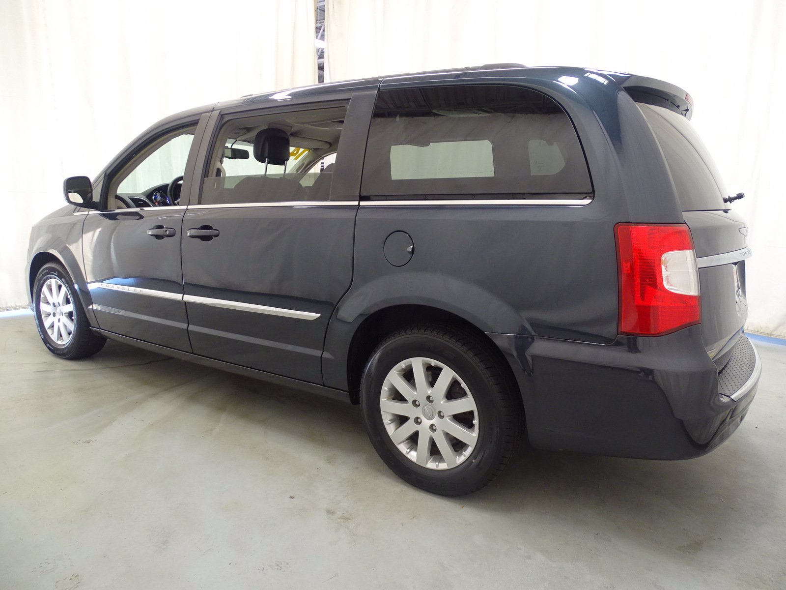 PreOwned 2014 Chrysler Town & Country Touring FWD Mini